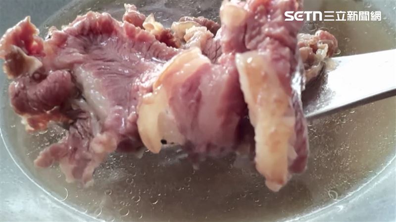 台南現切溫體牛淋上熱高湯，堪稱人間美味