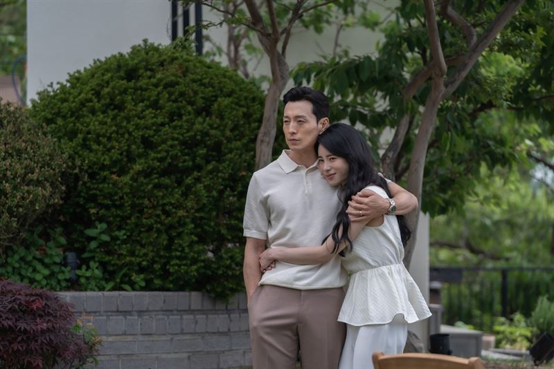 鄭星一(左)與林智妍(右)在黑暗榮耀裡飾演一對夫妻。（圖／翻攝自網路）