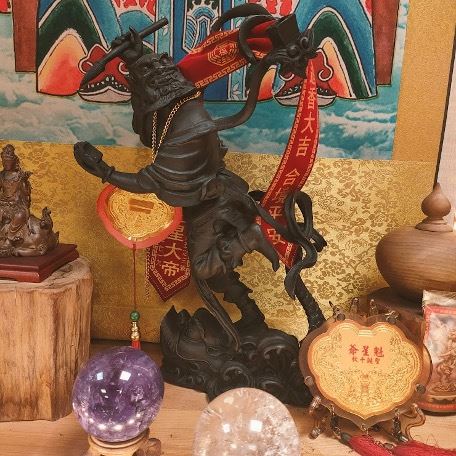 魁星爺手執筆點名,象徵「金榜題名」。(圖/翻攝自台灣台中文魁武財宮慈善會粉絲專頁)