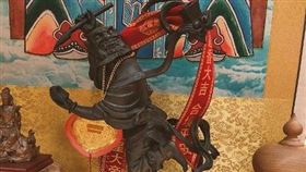 ▲魁星爺手執筆點名，象徵「金榜題名」。（圖／翻攝自台灣台中文魁武財宮慈善會粉絲專頁）