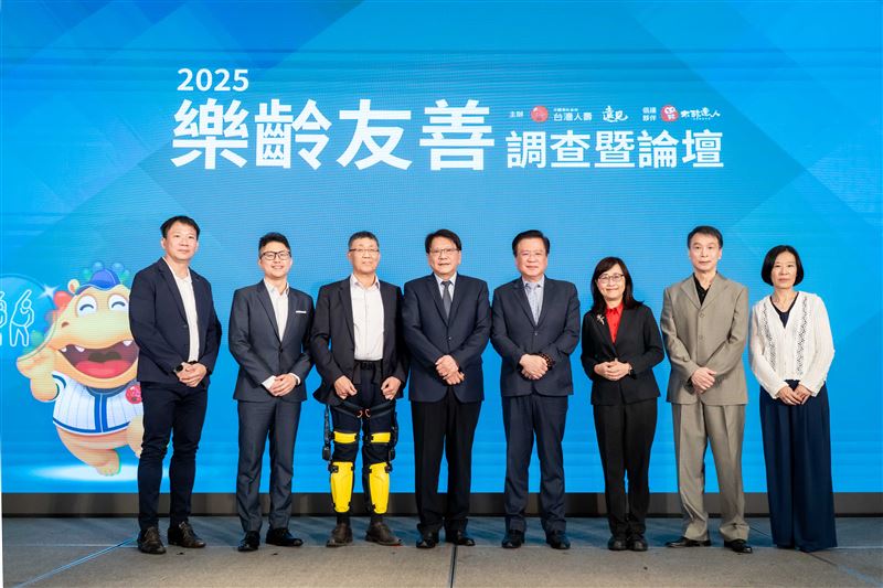 (左起)遠見雜誌副社長兼智庫總編輯李建興、Curves可爾姿執行長林宏遠、緯創醫學科技董事長黃俊東、總統府秘書長潘孟安、台灣人壽董事長許舒博、臺北市副市長林奕華、金鐘視帝李天柱、台灣人壽副總經理孫紀蘭(圖/台灣人壽提供)