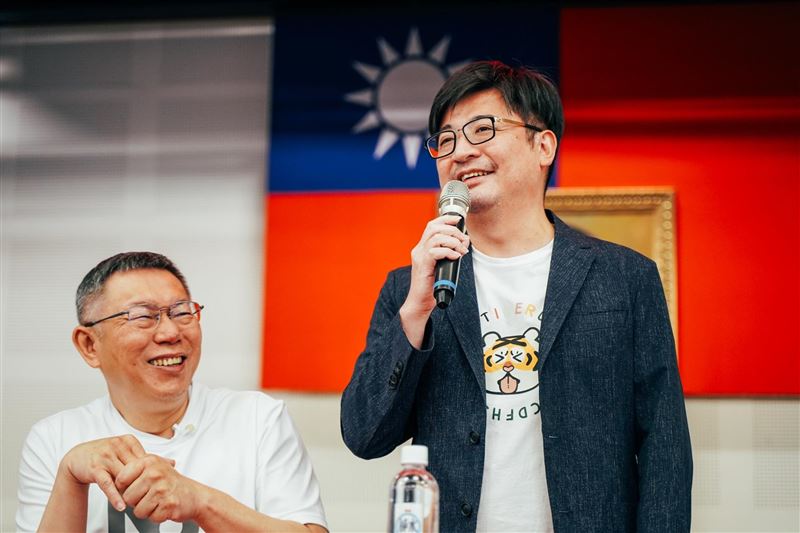 謝典林放上和柯文哲的合照喊話，藍白合是制衡民進黨政府的唯一武器。（圖／翻攝自謝典林臉書）