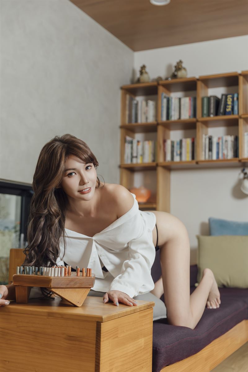 「AV界蛇姬」芷媗Candy推出首本個人實體寫真。（圖／曖維多媒體廣告行銷提供）