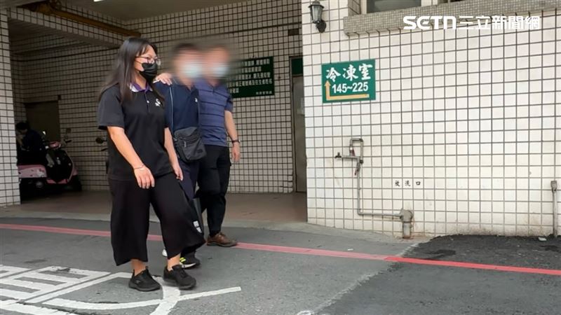 死者兩名兒子搭著肩步步蹣跚，眼角的淚乾了又濕。（圖／記者簡榮良攝影）