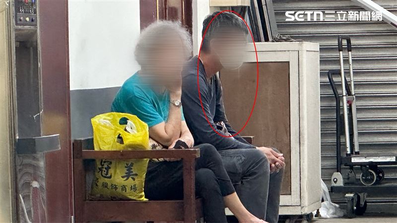 肇事陳姓司機面露憔悴，面對詢問是否沒注意到婦人才釀禍？他只含冤點點頭。（圖／記者簡榮良攝影）