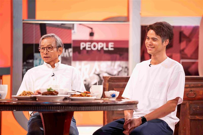 吳念真談及升格為阿公之後的生活日常，（右）為吳定謙。（圖／TVBS提供）