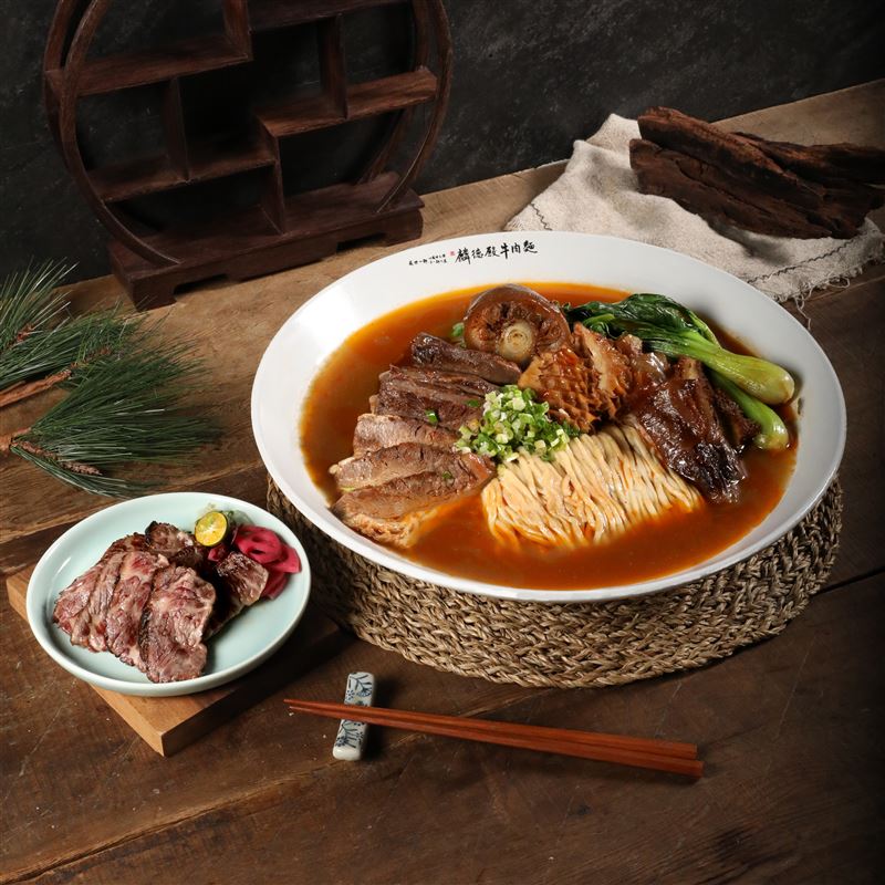 麟德殿牛肉麵鎮店之作「滿漢五福牛肉麵」，適合3至4人分食。(圖／築間餐飲集團提供）