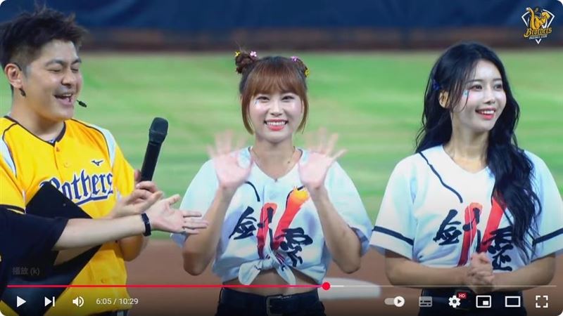 PS女孩韓籍成員JJUBI（朴善珠）2023年8月受邀參加中信兄弟主題日。（圖／翻攝自中信兄弟官方頻道）