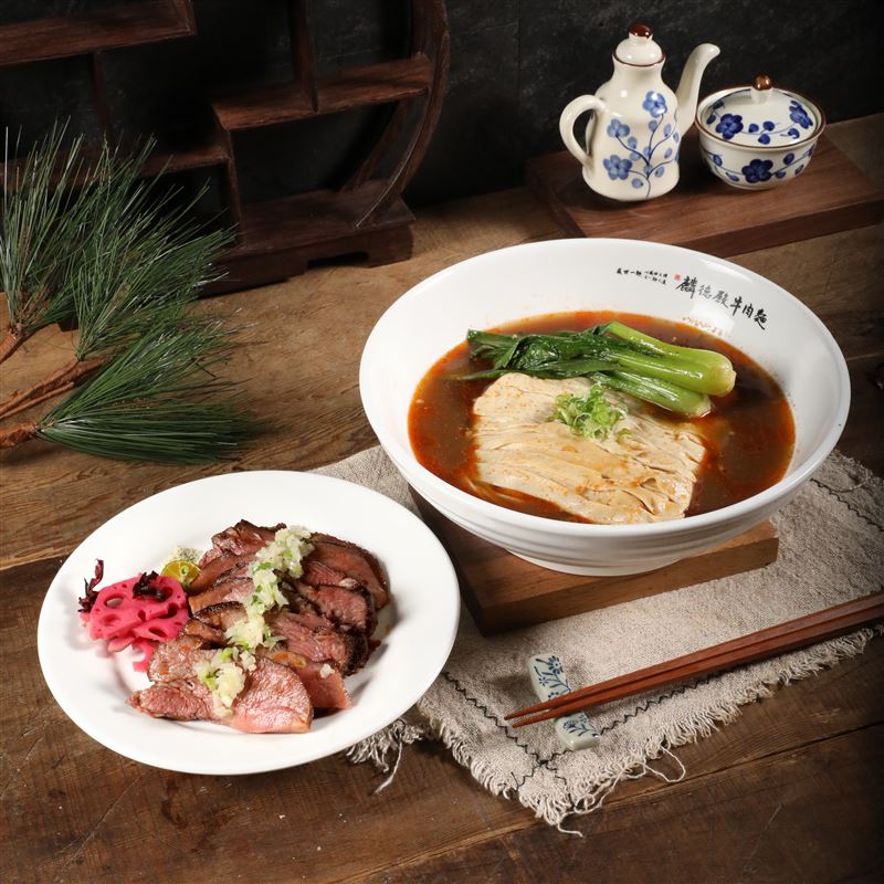 主廚推薦「炙烤厚切牛舌麵」，細熬8小時湯頭搭配厚切牛舌。(圖／築間餐飲集團提供）