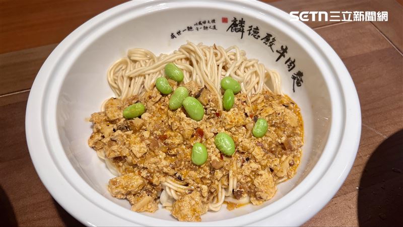 招牌紅油臭豆腐乾拌麵是店家另一亮點。(圖／記者賴俊佑攝影）