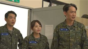 班長(左起)陳樞育、雲朵姐姐、黃鐙輝十分關心星兵狀況。（圖／台視提供）