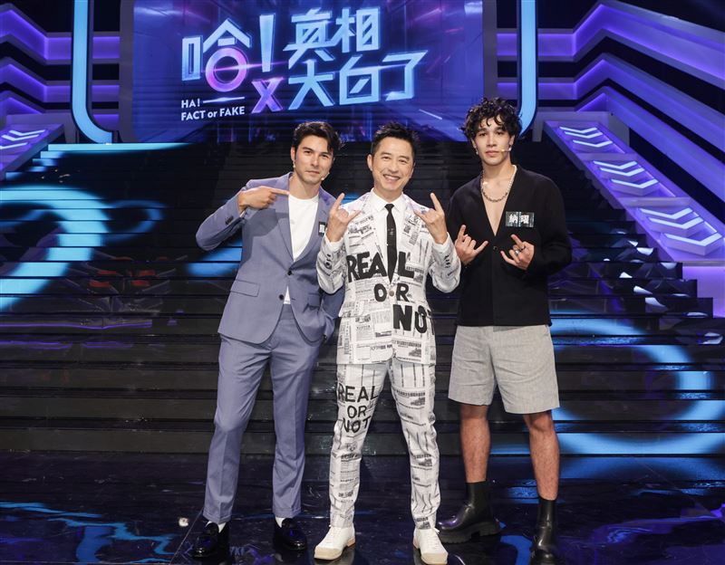 演員鳳小岳（左）、納曜（右）為宣傳新片《陌路兄弟》上哈林庾澄慶節目。（圖／公視提供）