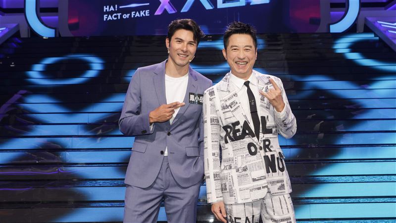 離開台灣出事了　鳳小岳街頭突遭警察臨檢