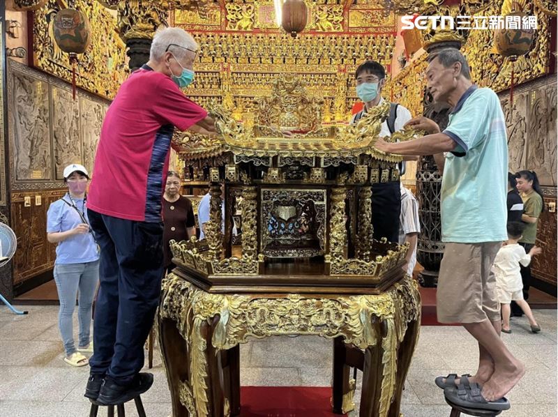 金光閃閃的教母亭。(圖/翻攝自台南開基臨水夫人媽廟)