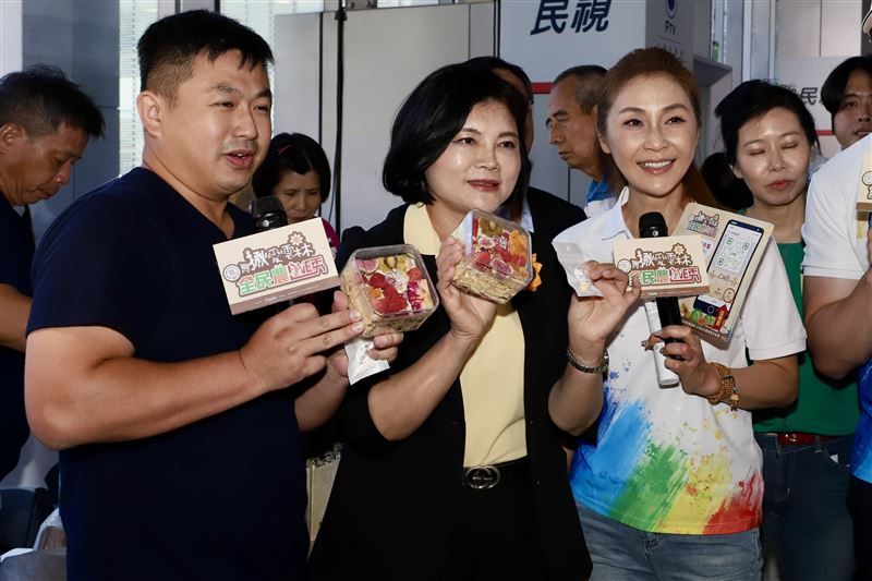 雲林縣長張麗善（中）力挺在地農產，與梁佑南分享好物。（圖／民視提供）