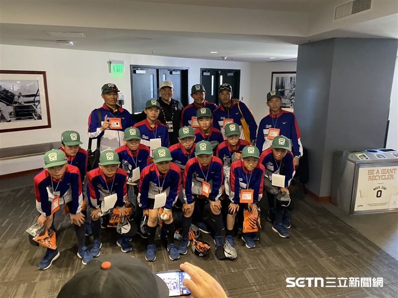 MLB舊金山巨人隊主動邀請東園國小棒球隊參觀甲骨文球場，球團以超高規格接待教練團和小將們。（圖／北美台灣一級棒聯盟授權提供）