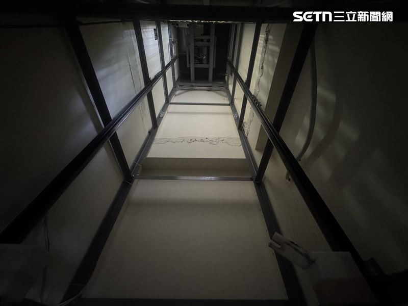台中某醫美診所發生工安意外，工人修電梯時不慎墜樓摔斷手腳。（圖／翻攝畫面）