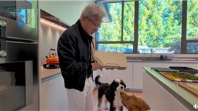 黃仁勳在廚房親手為 GeForce RTX 5090 簽名，三隻愛犬陪伴守護，限量顯卡成為玩家眼中最具信仰值的夢幻逸品，抽獎活動引爆社群熱潮，留言區上千玩家齊喊「GeForce RTX 5090」，更有人直呼抽到這張卡十年不用換電腦。（圖／翻攝自NVIDIA GeForce Taiwan ）