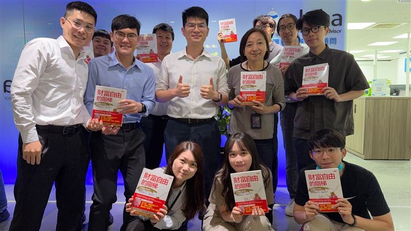 派出所所長每天存80元！10年後爽抱1000萬