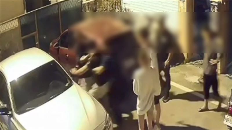 謝男被埋伏的彭男等人圍毆，陳女在旁觀看。（圖／翻攝畫面）