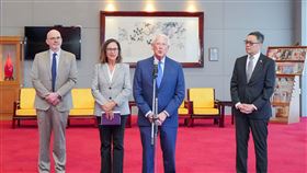 美國聯邦參議院軍事委員會主席維克、參議員費雪29日抵台訪問。（圖／外交部提供）