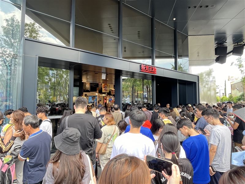 新光三越台南小北門店試營運首三日來客數將近14萬。(圖／新光三越提供)
