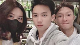 謝祖武（右）罕見曬出全家合照。（圖／翻攝自謝祖武臉書）