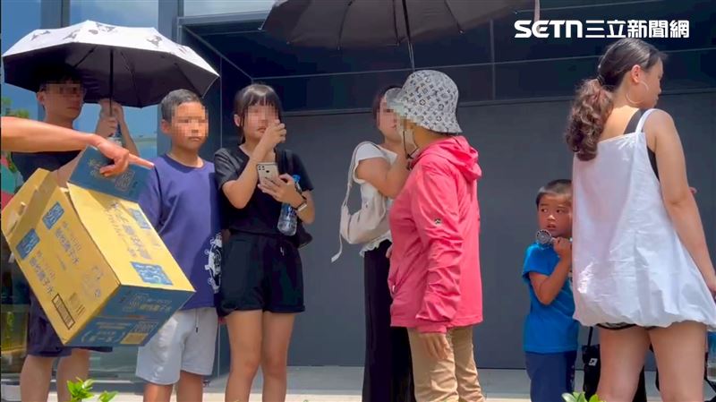 一名婦人因為插隊遭嗆，最後竟然瞎回：我眼睛不好。（圖／記者林昱孜攝影）