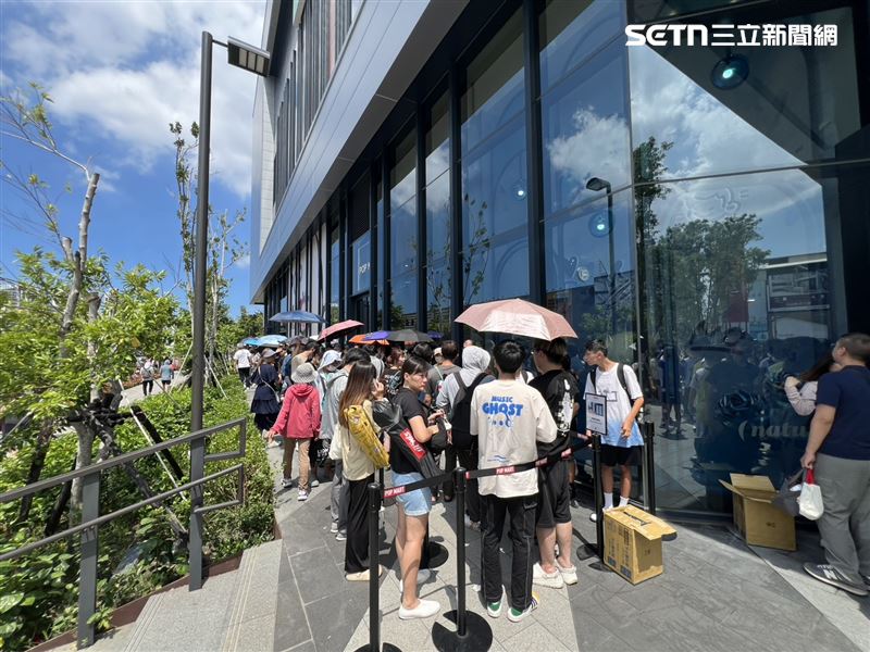 新光三越小北門店29日試營運，爭買泡泡瑪特民眾早在前一晚7點就排隊。（圖／記者林昱孜攝影）
