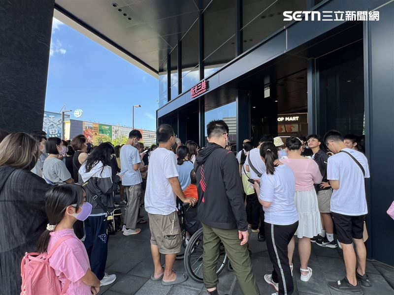 新光三越小北門店試營運首日，估近湧入5萬人。（圖／記者林昱孜攝影）