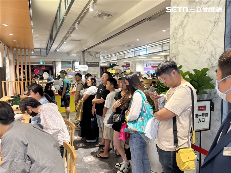 想吃「魁力屋」拉麵得先排隊。（圖／記者林昱孜攝影）