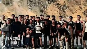 中國2名女子花錢請了24名鮮肉陪爬山。（翻攝自微博）