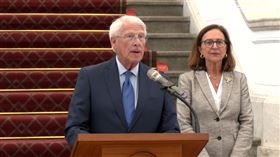 「美國聯邦參院軍委會主席維克訪問團」賓維克主席、費雪參議員於總統府敞廳發表簡短談話(圖/翻攝畫面)