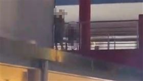 北市,信義區,活春宮,空橋,威秀影城。（圖／翻攝爆料公社）