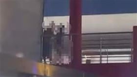 北市,信義區,活春宮,空橋,威秀影城。（圖／翻攝爆料公社）