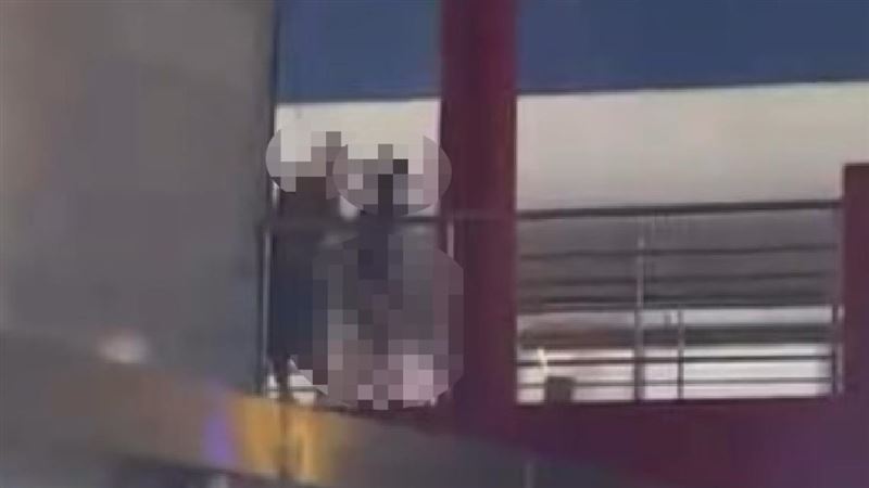 北市信義區商圈二樓空橋，一對男女上演活春宮。（圖／翻攝爆料公社）