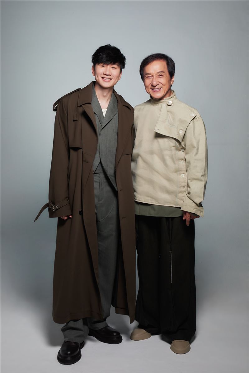 林俊傑（左）設計「英文繞口令」，讓成龍（右）崩潰直呼太難了。（圖／JFJ PRODUCTIONS提供）