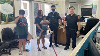 大園2歲童偷溜出門冒險 警察攜手里長助返家