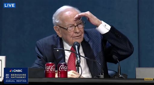 95歲的巴菲特靠可樂與糖果陪伴度日,看似不健康的嗜好,卻成了他長壽的標誌習慣。(圖/翻攝自YT@CNBC)