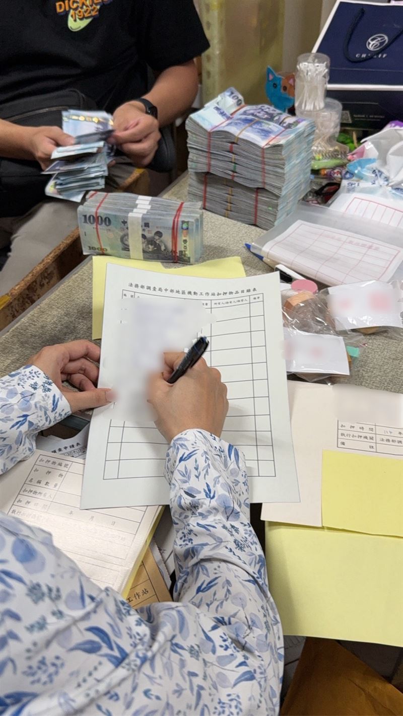 台中地檢指揮相關單位前往搜索，當場查扣2億多元現金，及4輛豪車、電腦等證物。（圖／翻攝畫面）
