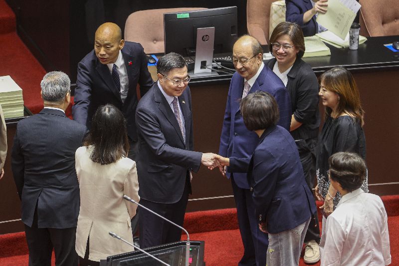 立院會期結束，韓國瑜（後左）宣布散會後，卓榮泰（中左）來到議場中央，與在場的朝野立委握手致意。（圖／中央社）