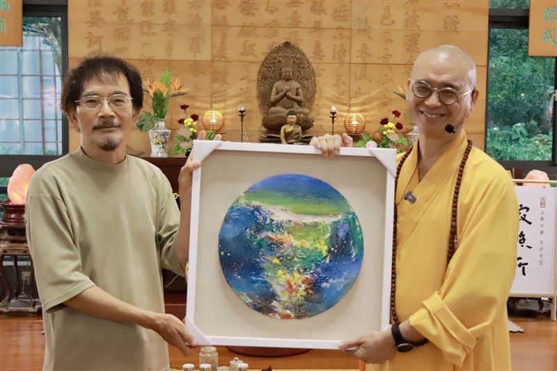 茶席活動中，陳釙贈藝術家（左一）特別贈予一幅畫作予楠西萬佛寺方丈 法藏大和尚，宣告義賣活動正式拉開序幕。（圖／僧伽林楠西萬佛寺提供）