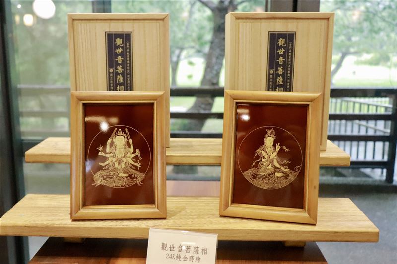 (右一)為活動現場展示之24K 【觀音救刑具拘摯難-黃金卡】，卡片本體 102X150mm。（圖／僧伽林楠西萬佛寺提供）