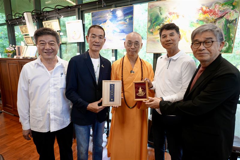 由國立故宮博物院與楠西萬佛寺暨北港朝天宮首次合作之故宮百年院慶 24K 【觀音救刑具拘摯難-黃金卡】預計10月限量發行，（左起）冠軍磁磚董事長林榮德、北港朝天宮董事長蔡咏鍀、楠西萬佛寺方丈 法藏大和尚、長耀建設董事長謝建國及國立故宮博物院副院長黃永泰共同出席活動。（圖／僧伽林楠西萬佛寺提供）