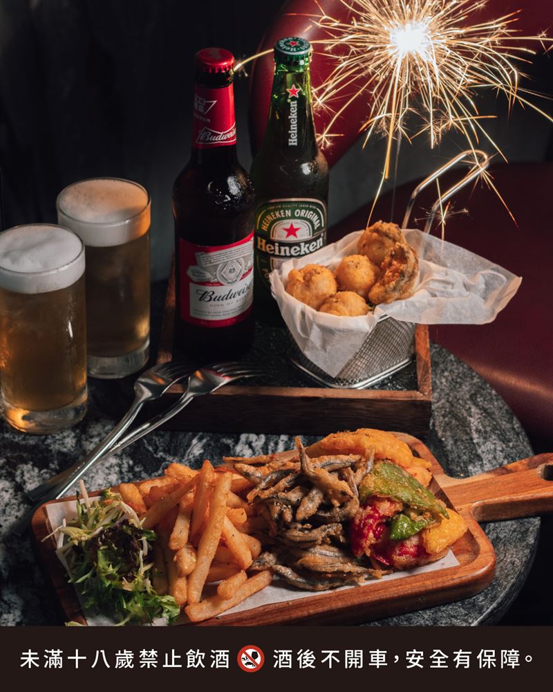 飯店LOUNGE 酒同時提供調酒深夜服務與限定宵夜服務，成為夜貓族與輕奢小酌族群的最佳去處