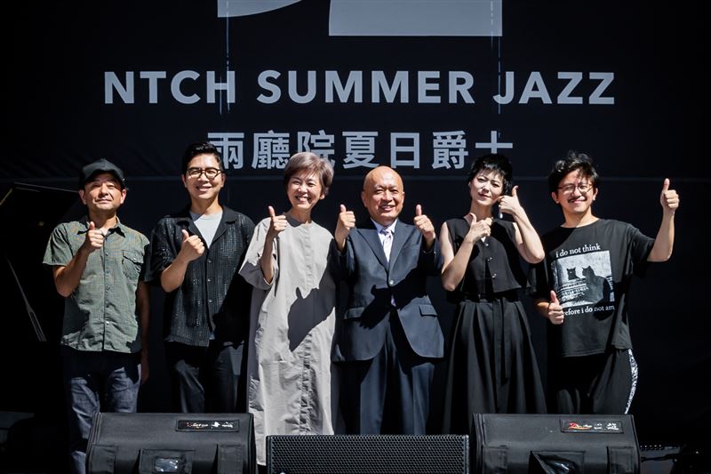 2025院夏日爵士外派者 左起京中央大竹研、琴家曾增、家院怡汝、台新行文化基金董事家、歌手曹雅雯、音明(家院提供,影:Gelée Lai)