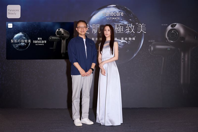 Panasonic台灣松下銷售公司總經理張天來(左)活動大使柯佳嬿(右) 合照。（圖／Panasonic台灣松下提供）