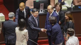 立院會期結束　卓榮泰現身致意（1）立法院會29日下午宣布結束第11屆第3會期，院長韓國瑜（後左）宣布散會後，行政院長卓榮泰（中左）來到議場中央，與在場的朝野立委握手致意。中央社記者鄭清元攝　114年8月29日