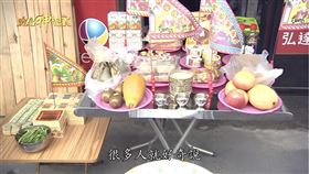 ▲普度供品以熟食、便當、罐頭取代，方便祭拜後分送。（圖／寶島神很大）