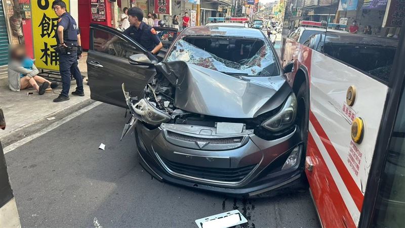 桃園平鎮發生警匪追逐。（圖／翻攝畫面）